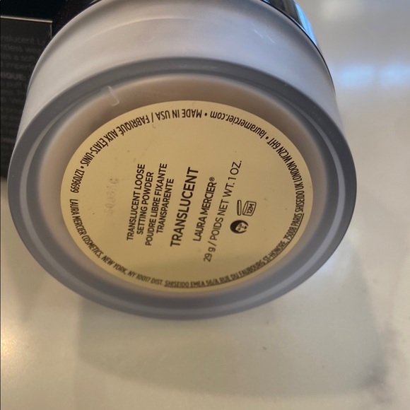 Laura Mercier Setting powder for Flawless Finish - Picture 10 of 13